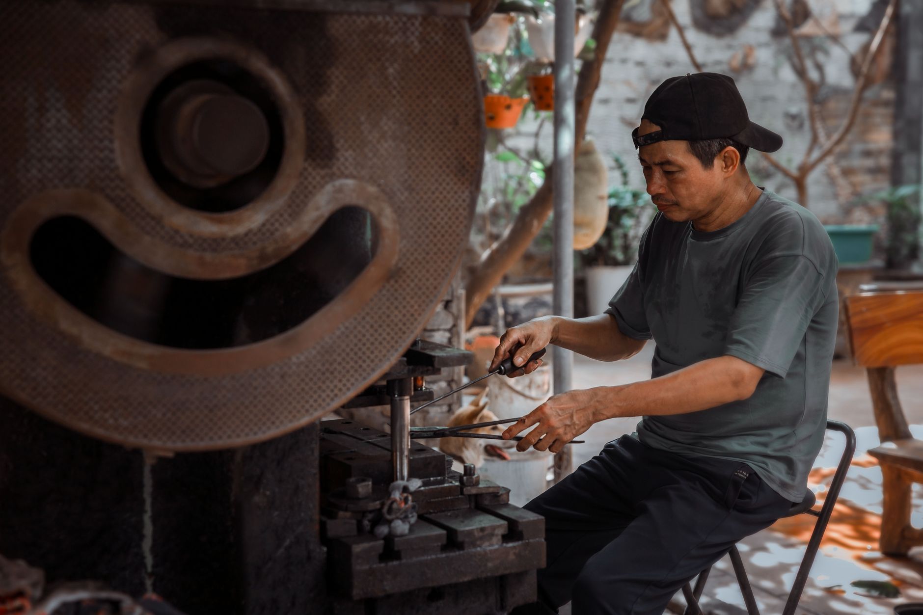Hai kỹ sư đang thảo luận giải pháp cho vấn đề kỹ thuật.