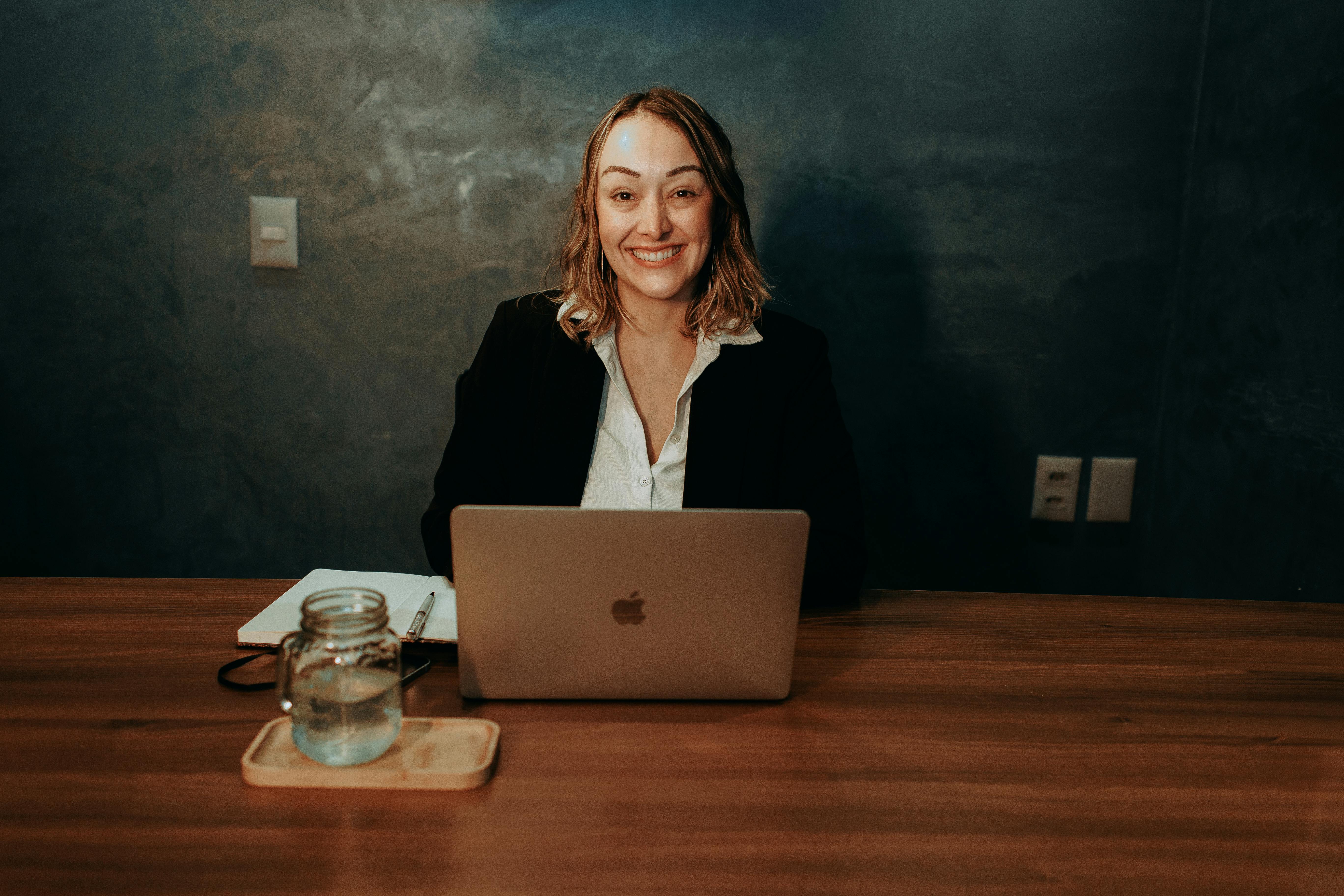 Kostenlos Kostenloses Stock Foto zu arbeit lebensstil, arbeitsplatz, arbeitsplatz im innenbereich Stock-Foto