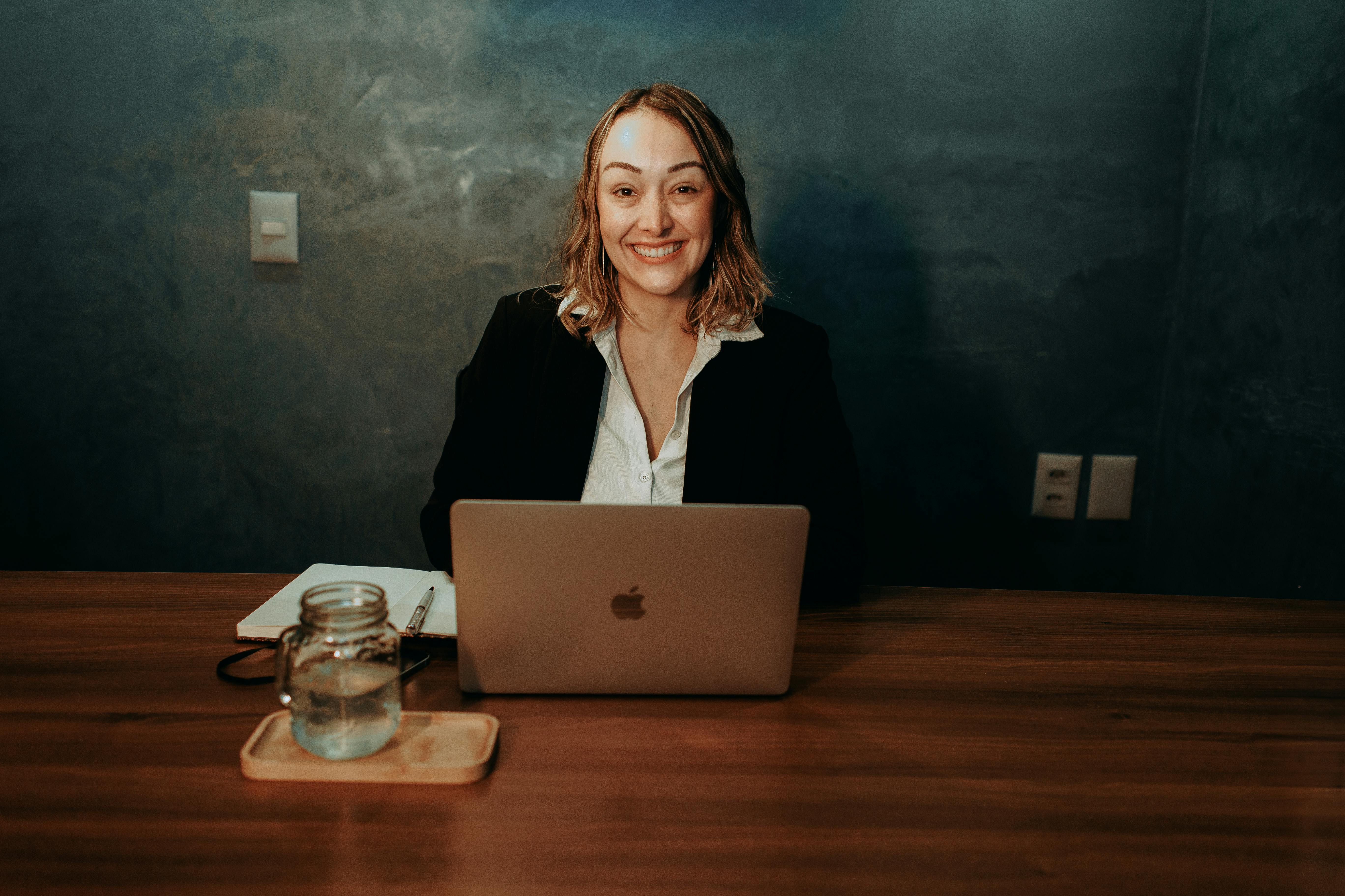 De franc Foto d'estoc gratuïta de ambient de treball casual, aspecte executiu, carrera professional Foto d'estoc