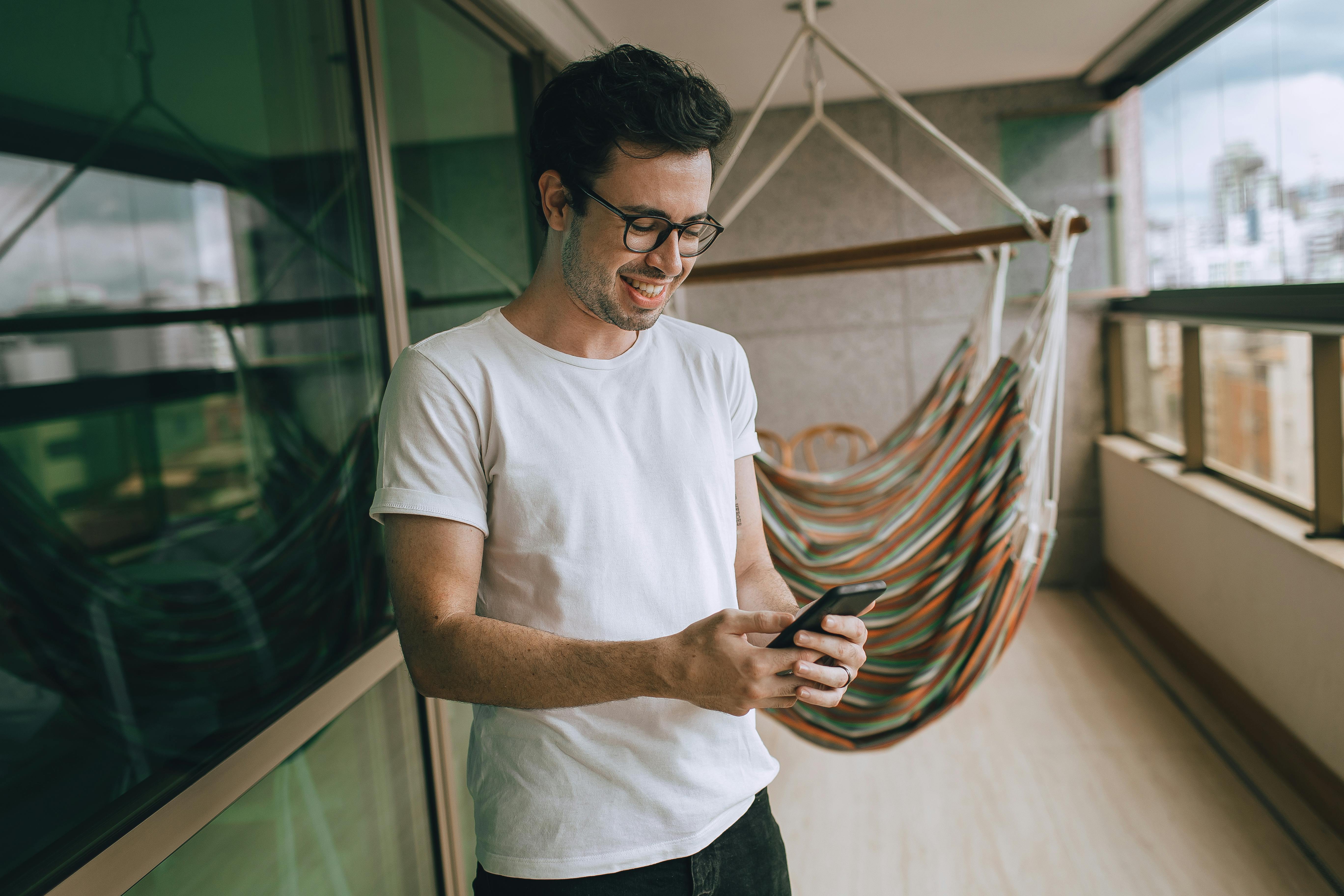 Balkon z przegrodą pełniącą rolę lekkiego ekranu akustycznego