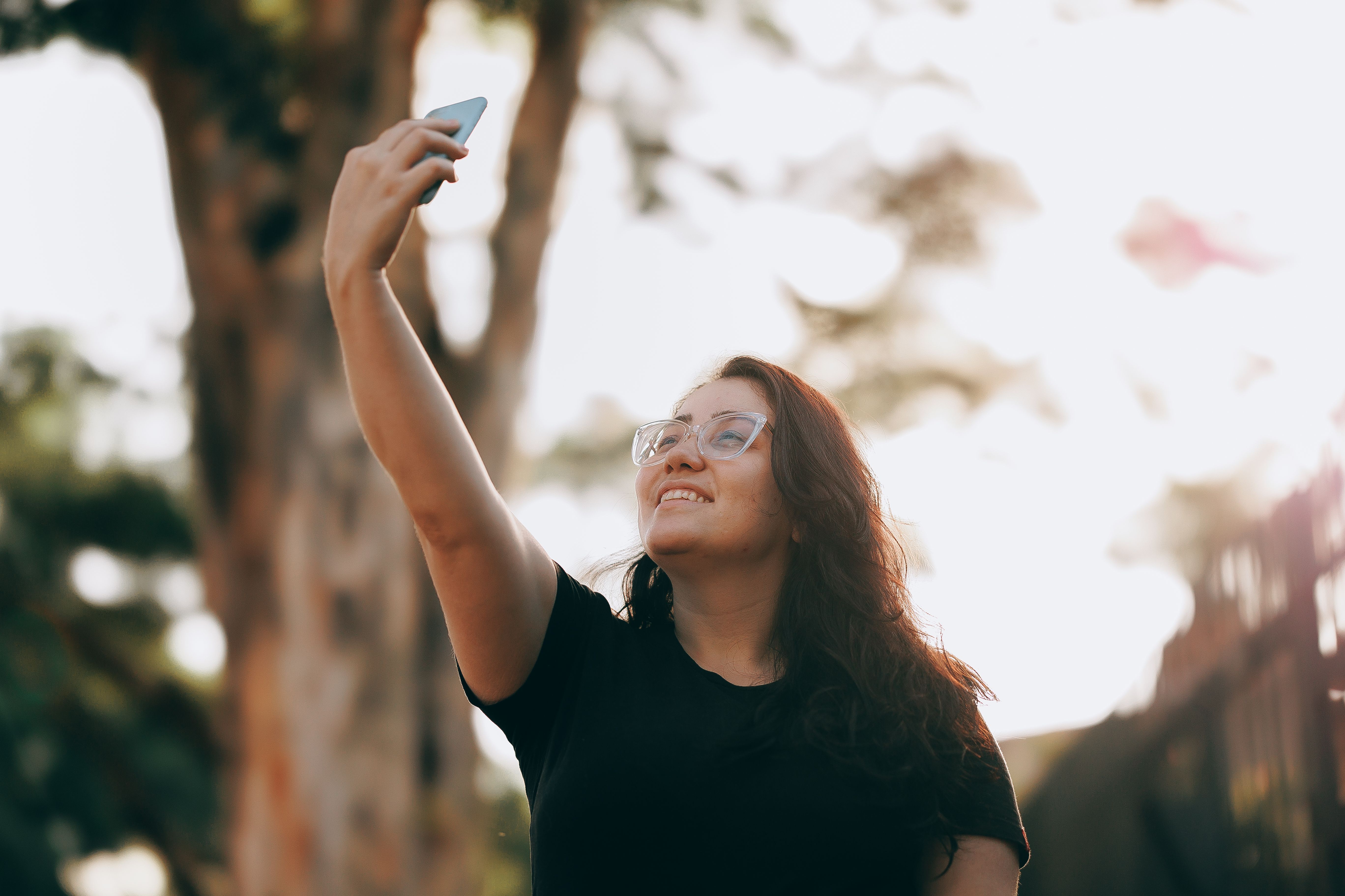 AI Girlfriend Images features - customization and emotional intelligence