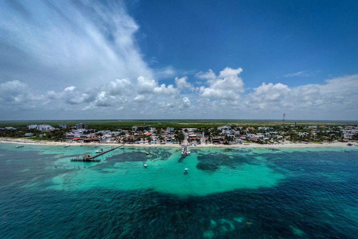 Unde te cazezi în Cancún - Puerto Morelos - vedere aeriană a satului de coastă cu apă turcoaz
