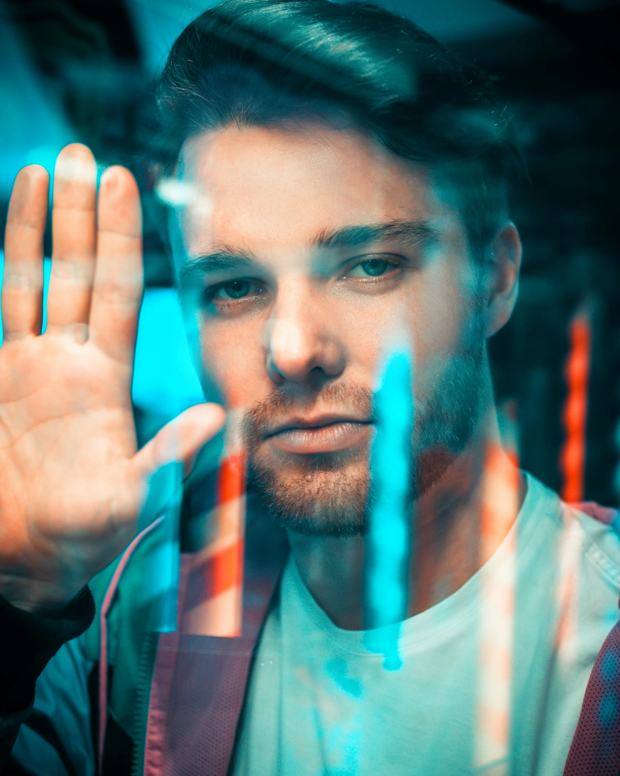 Man holding the glass | Photo: Pexels