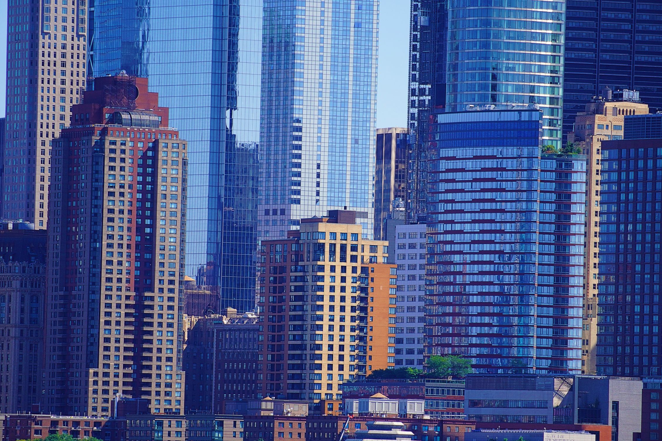 Large Buildingsd A large city skyline with tall buildings · Free Stock Photo