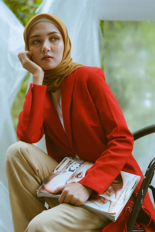 Femme, Porter, Blazer Rouge, Et, Brun, Hijab