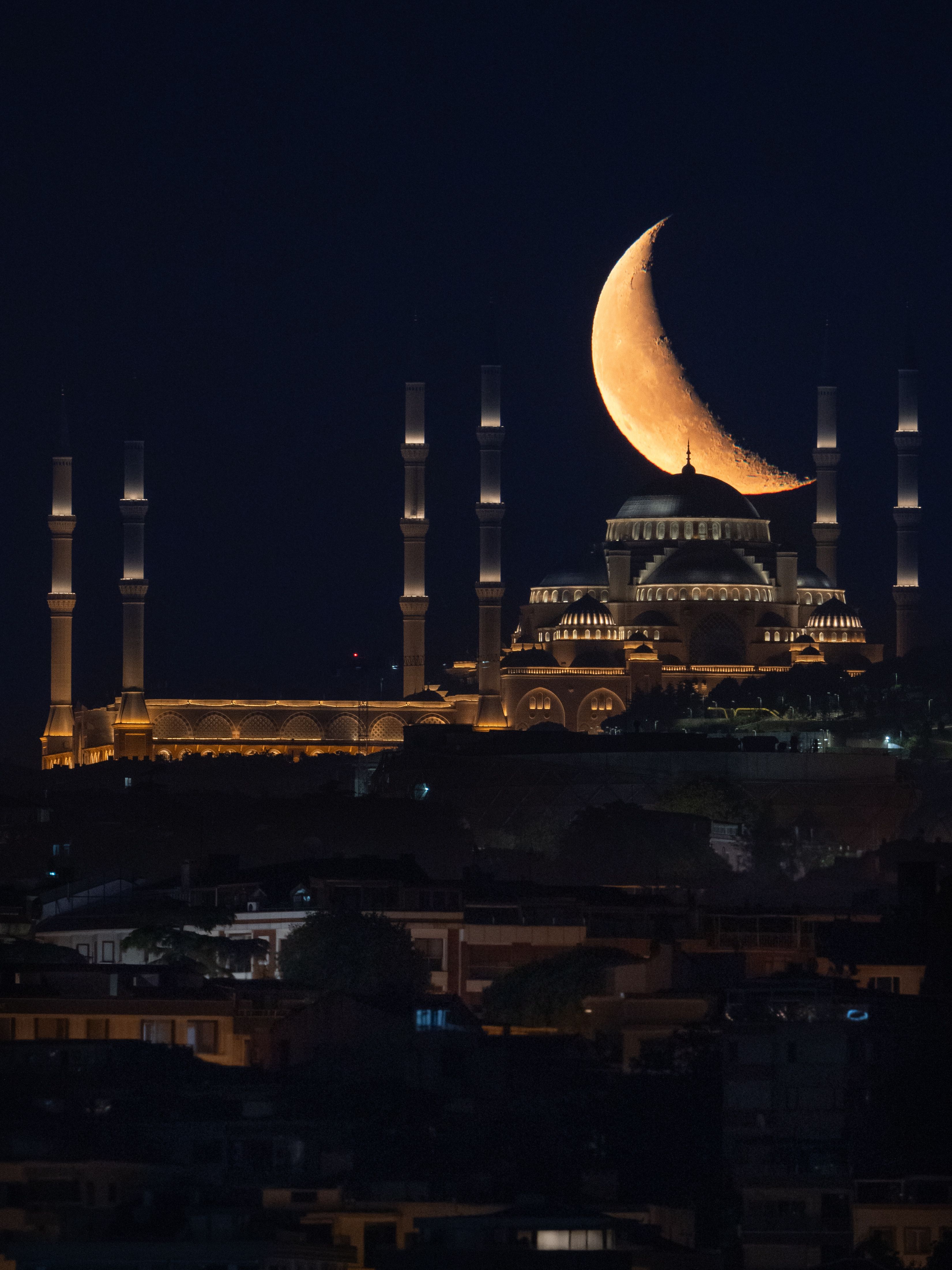 The moon rises over the mosque in istanbul · Free Stock Photo