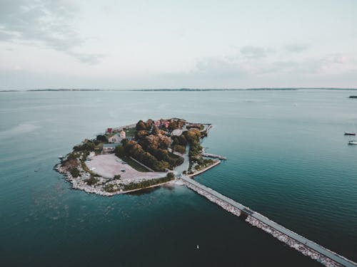 Bezpłatne Wyspa Na środku Morza Zdjęcie z galerii