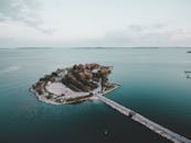 探索风景如画的沿海岛屿，感受被蔚蓝海水包围的宁静之美