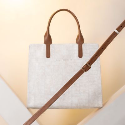 Structured leather tote — photo by Jos&eacute; Martin Segura Benites on Pexels