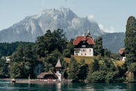 瑞士卢塞恩有座迷人的湖边别墅，四周群山环绕，绿树成荫