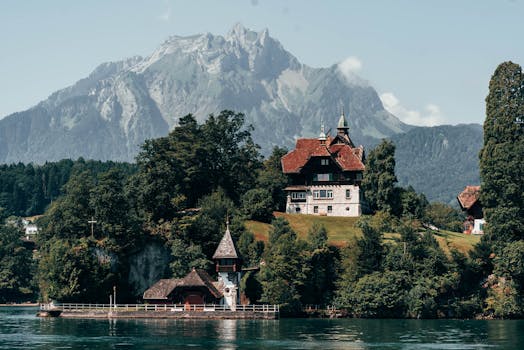 瑞士卢塞恩有座迷人的湖边别墅，四周群山环绕，绿树成荫