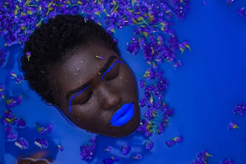 Mujer Con Labios Azules En Cuerpo De Agua