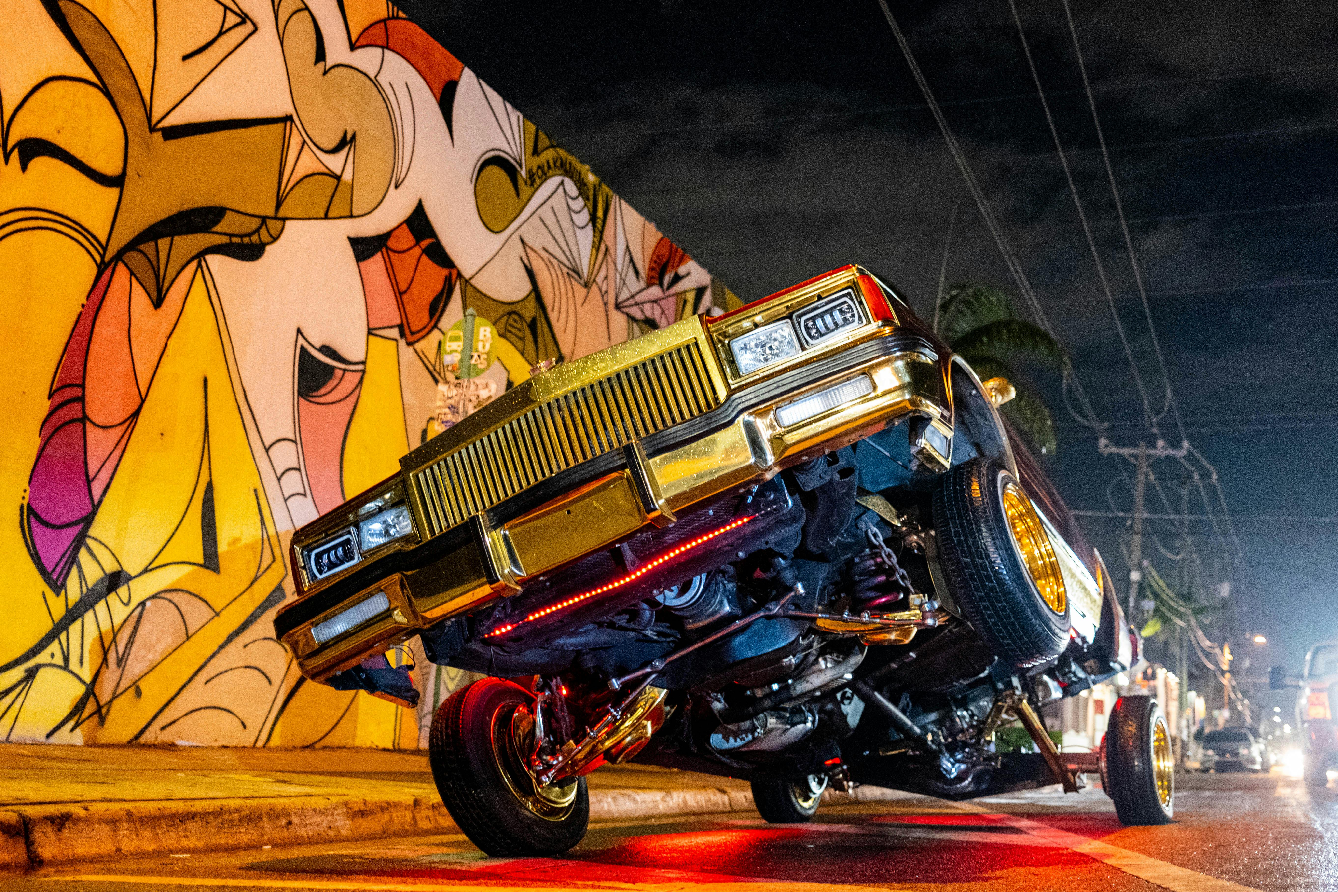 日本人気超絶の Cadillac by the Wall Covered with Graffiti · Free Stock Photo 絵画