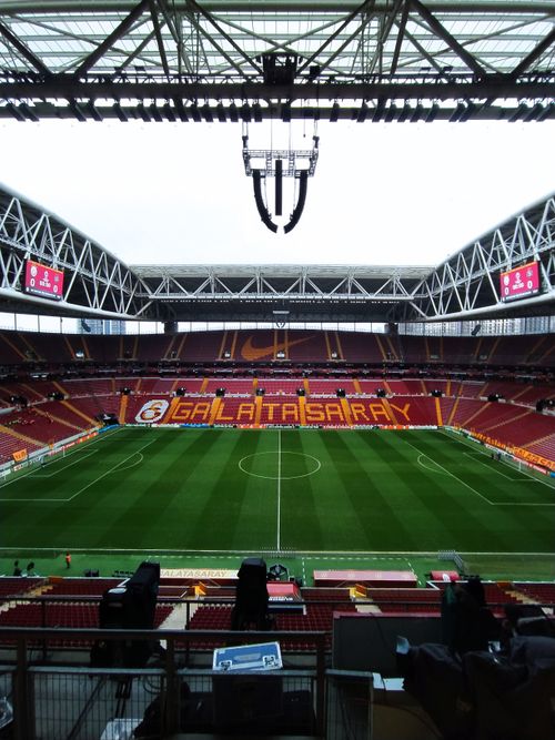 Free Empty Galatasaray football stadium with green field and empty seats in İstanbul, Türkiye. Stock Photo