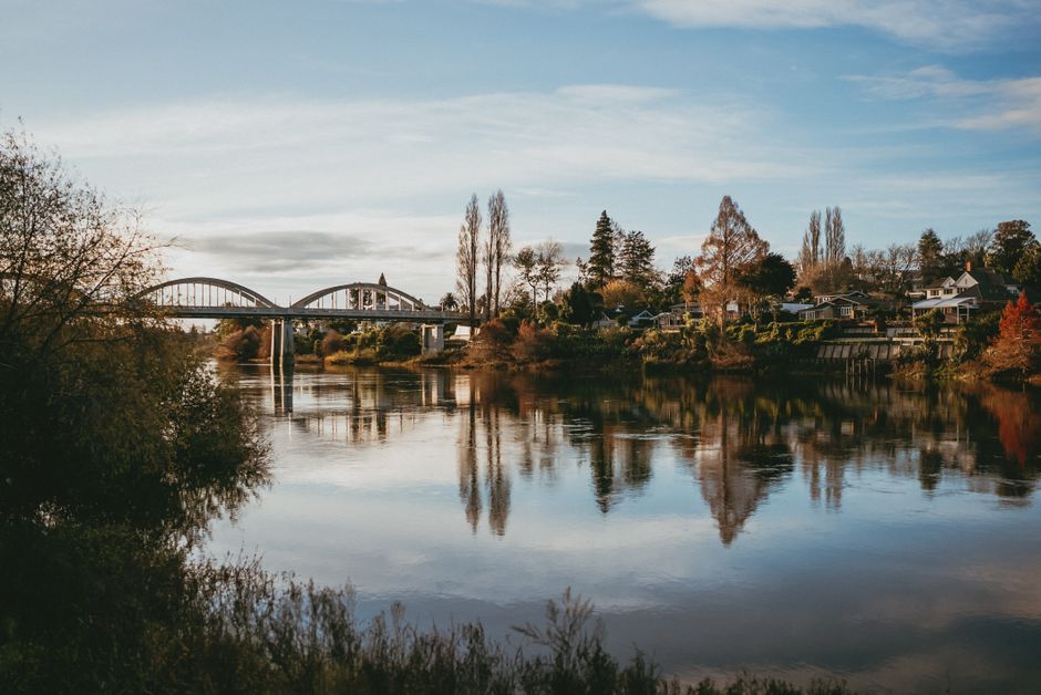 Photo by Petra Reid on Pexels Beautiful autumn scene of the Waikato River with Fairfield Bridge and quaint houses in Hamilton, New Zealand.