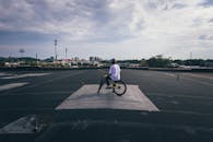 独自骑自行车的人在屋顶上放松身心，欣赏城市天际线的景色，感受城市冒险的氛围