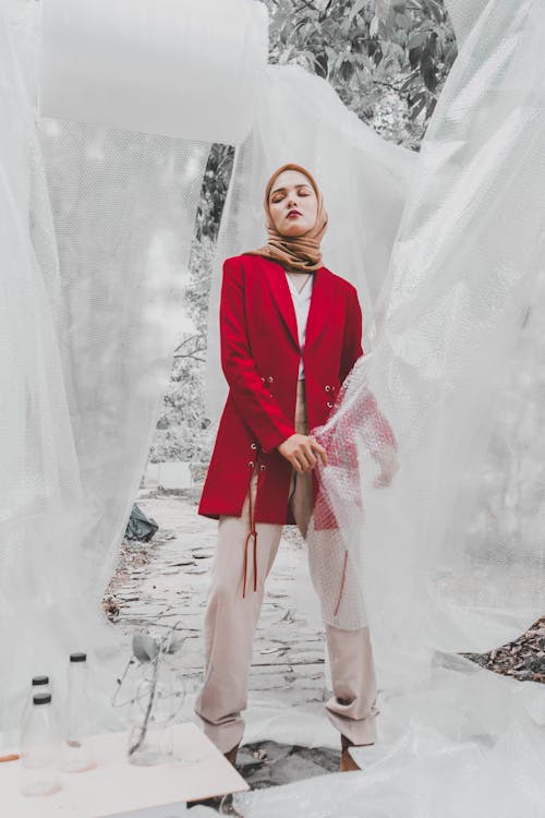 Femme Portant Un Hijab Marron Et Un Blazer Rouge