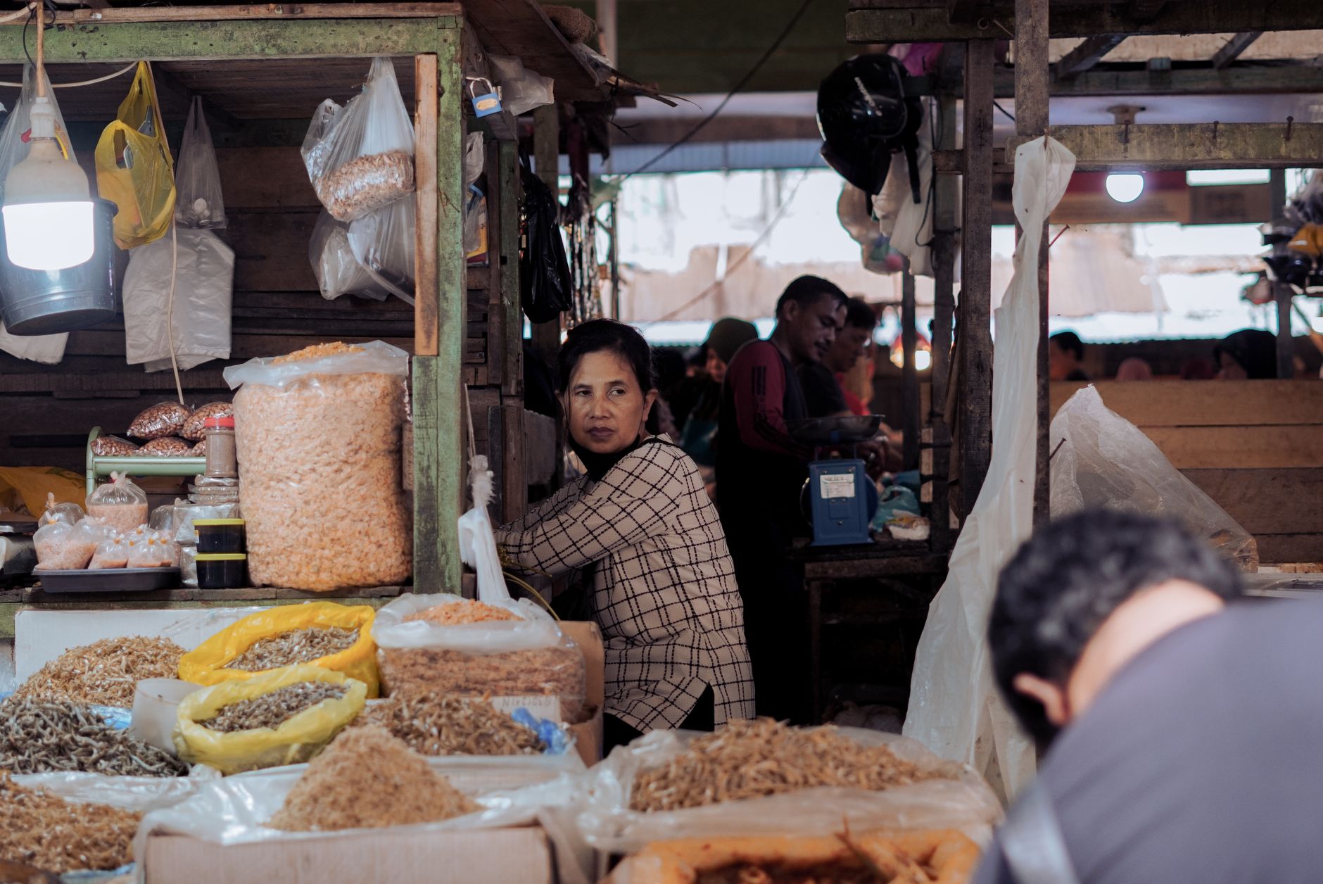 Pasar Pontianak yang ramai dengan penjual lokal dan berbagai barang.