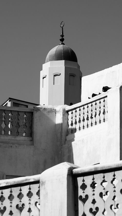 Free Elegant black and white capture of a mosque dome in Doha, showcasing Islamic architecture. Stock Photo