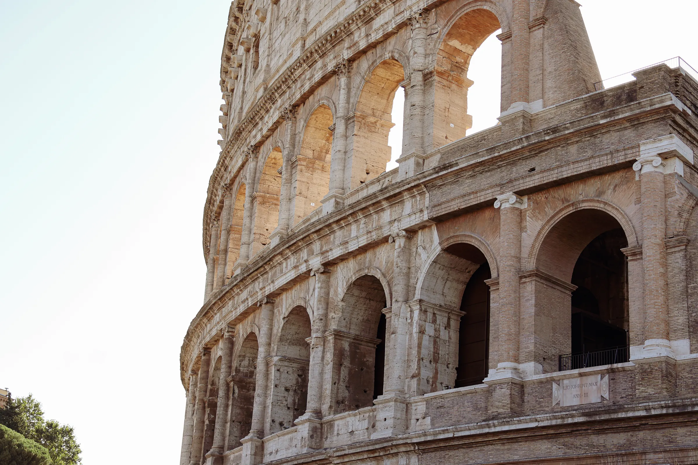 Colosseum di Roma, Italia, deretan lengkungan batu bertingkat dilihat dari sudut bawah