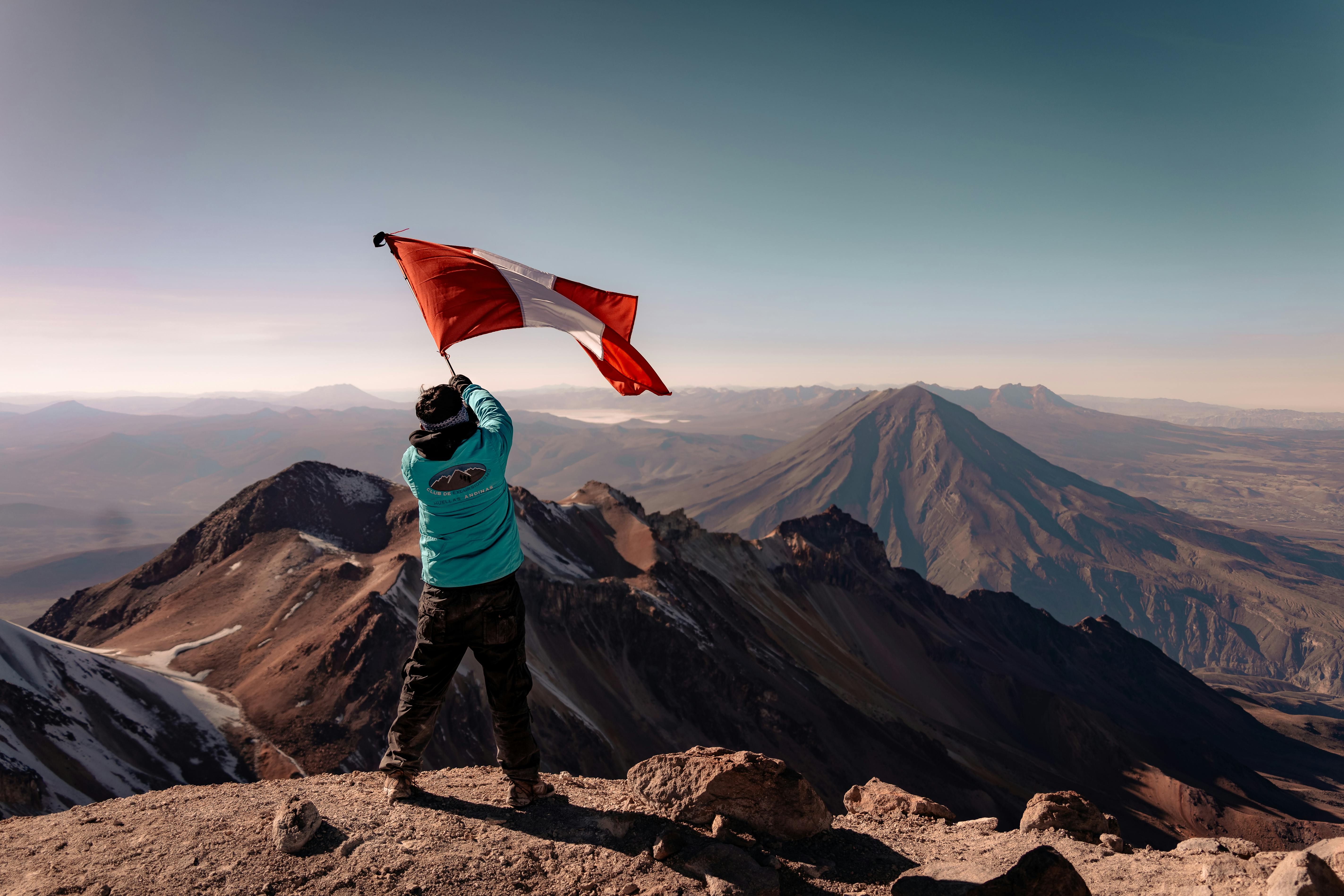 Familia Holística Católica Mundial, Félix Helí Contreras en la cima del Everest con bandera HGW