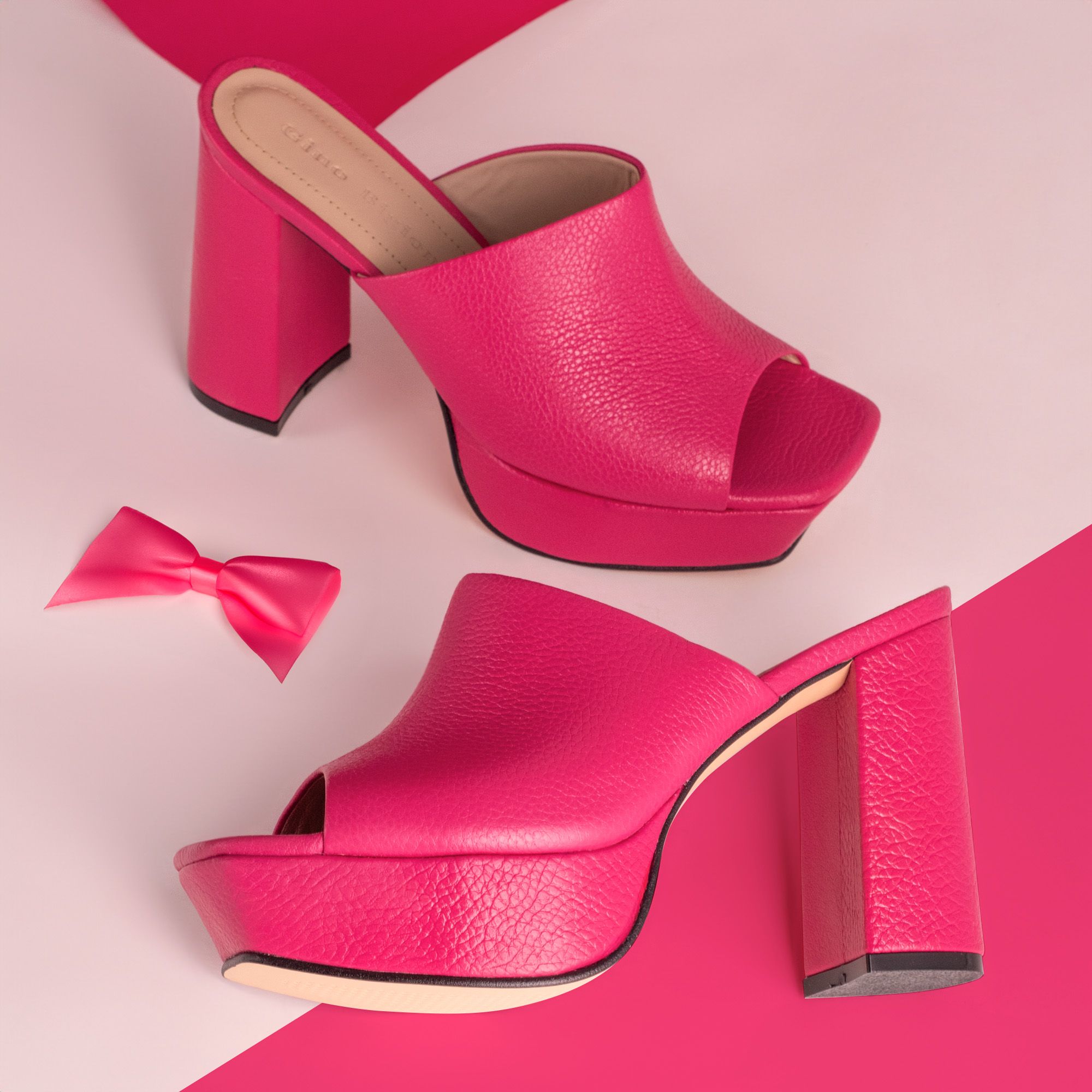 Sandal heels pink dengan detail tali