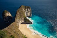 巴厘岛标志性的克林金海滩令人惊叹的鸟瞰图，展示碧绿的海水和引人注目的悬崖