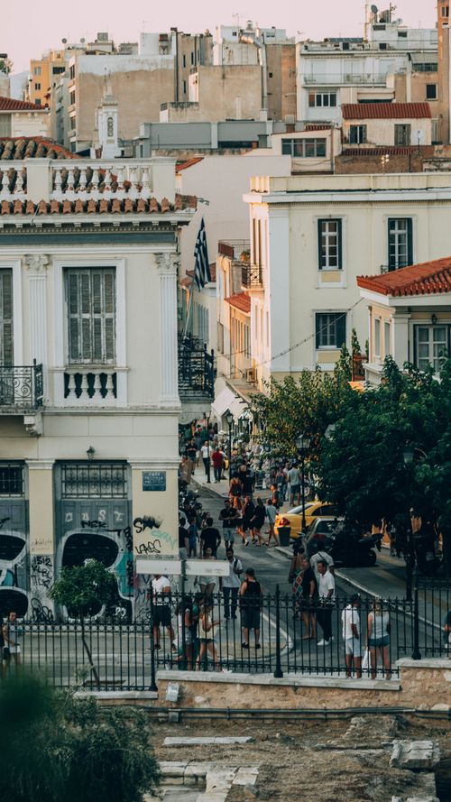 Free Crowded city street with historic buildings and lively atmosphere, perfect for capturing urban life. Stock Photo