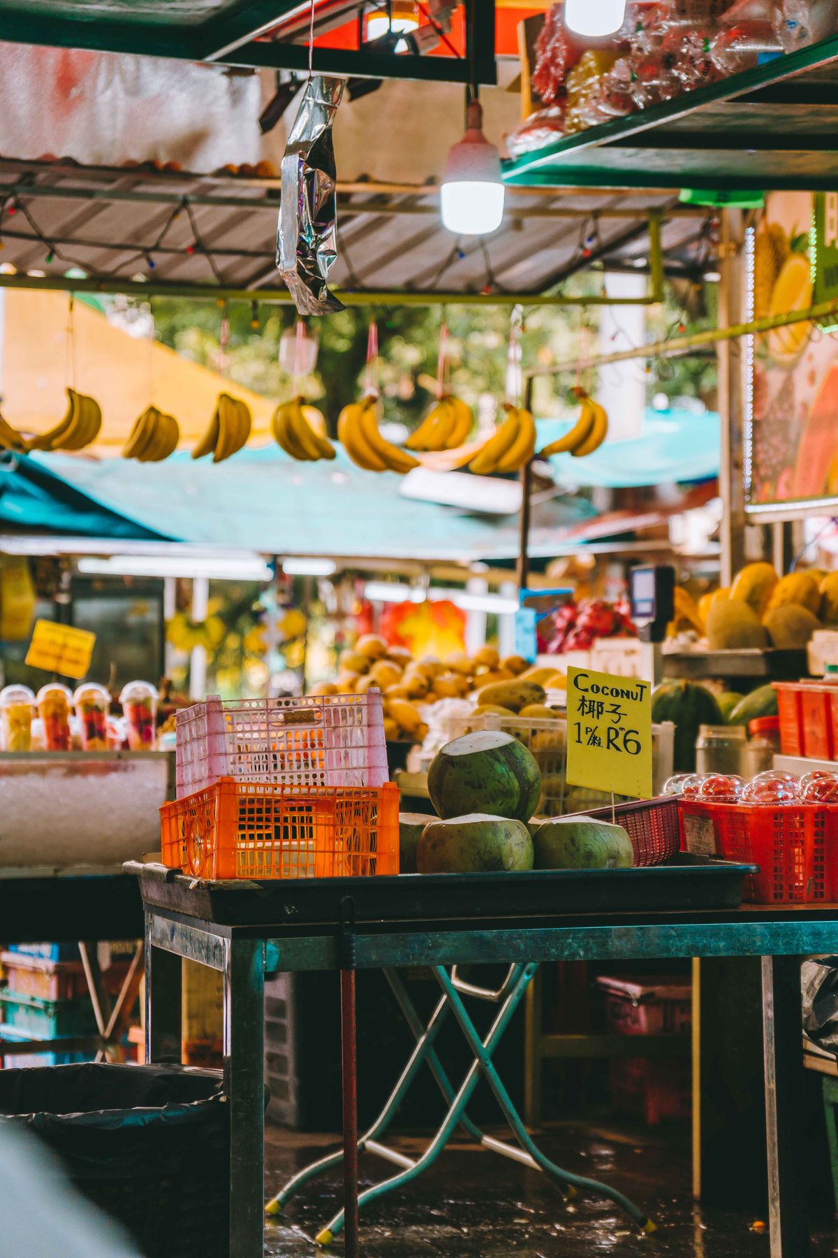 Gerai minuman dengan bekas air kelapa dan buah segar untuk jualan harian