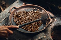 巴厘岛的传统咖啡烘烤过程