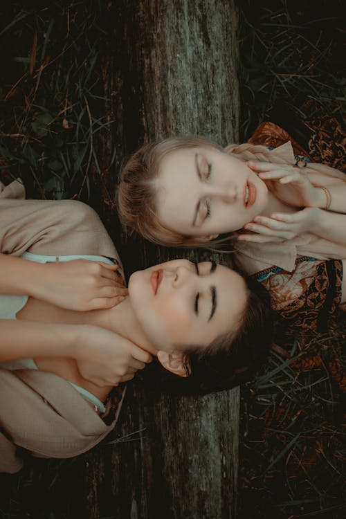 Kostenlos Foto Von Zwei Frauen, Die Auf Gras Liegen Stock-Foto