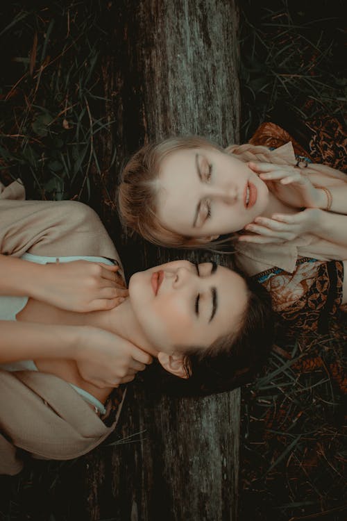 Foto De Dos Mujeres Recostadas Sobre El Césped