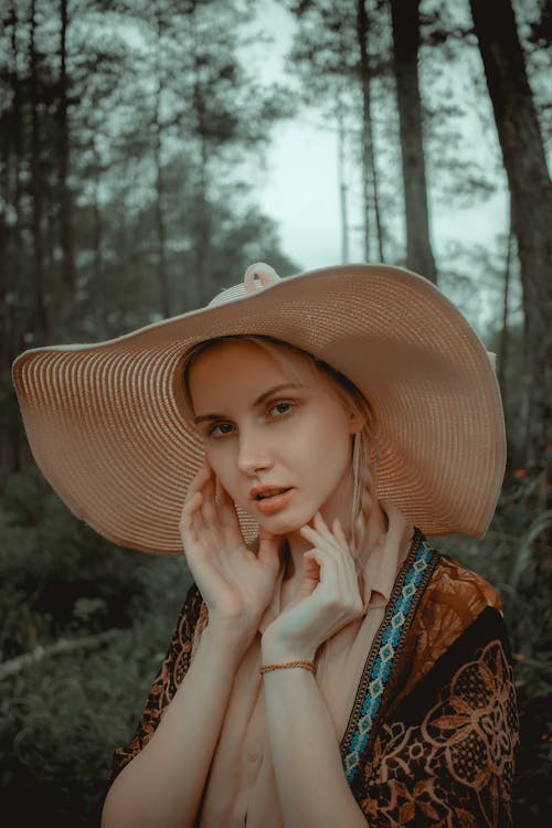 Donna Che Indossa Un Cappello