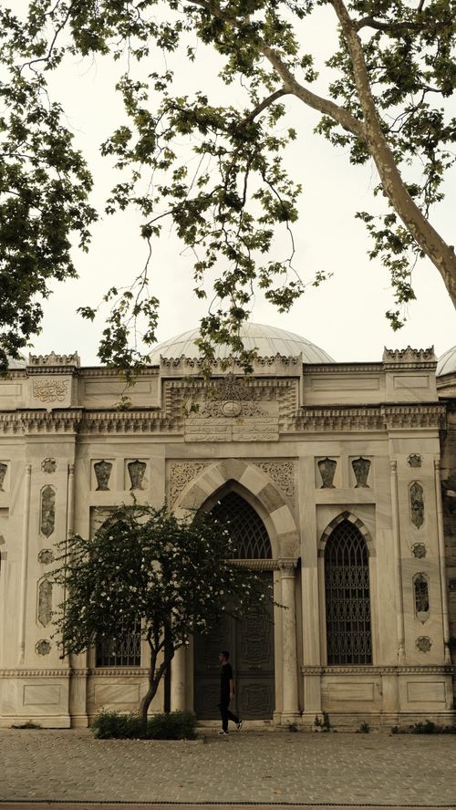 Free Elegant exterior of a historic mosque in İstanbul, capturing Islamic architectural beauty. Stock Photo