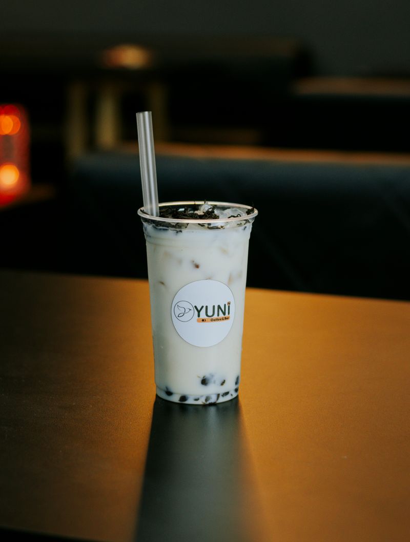 Bubble tea dingin dalam gelas plastik