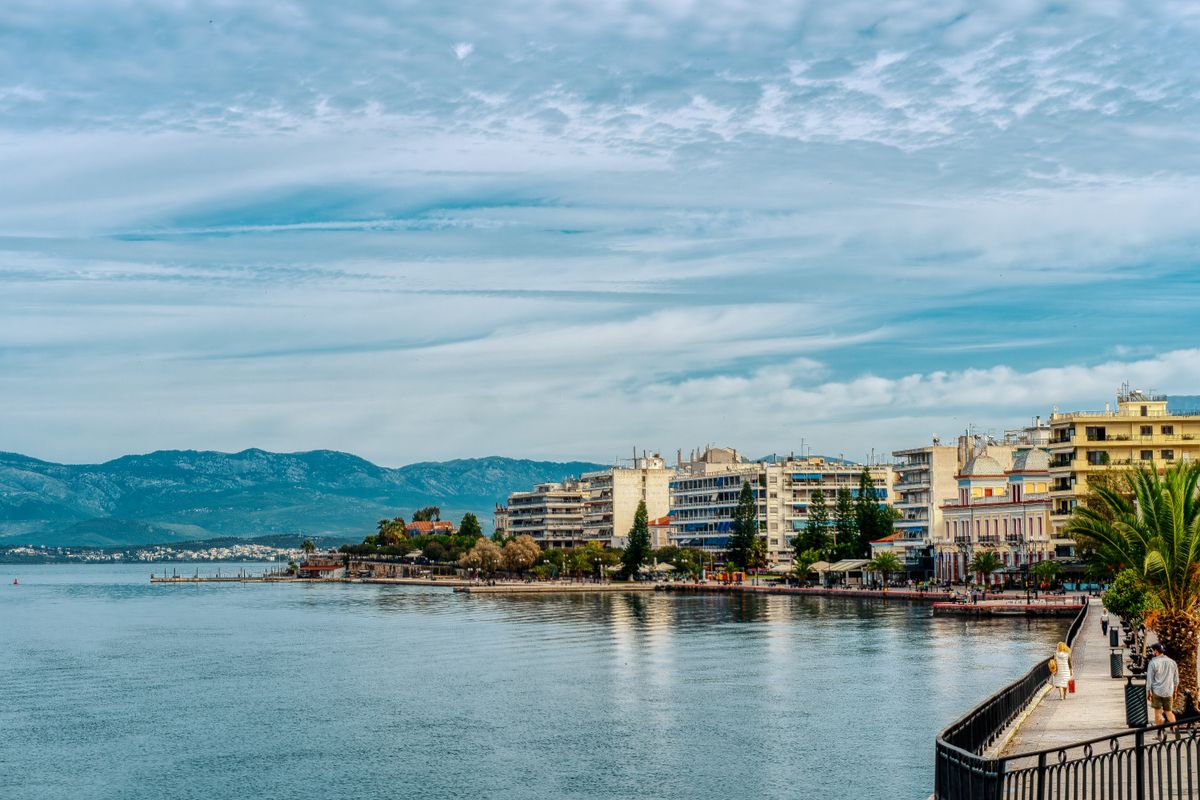 Faleza orașului Chalkida din insula Evia, cu clădiri de-a lungul apei