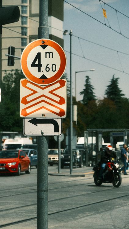 System 4 Sign A traffic sign with a 4 way stop sign on it · Free Stock Photo