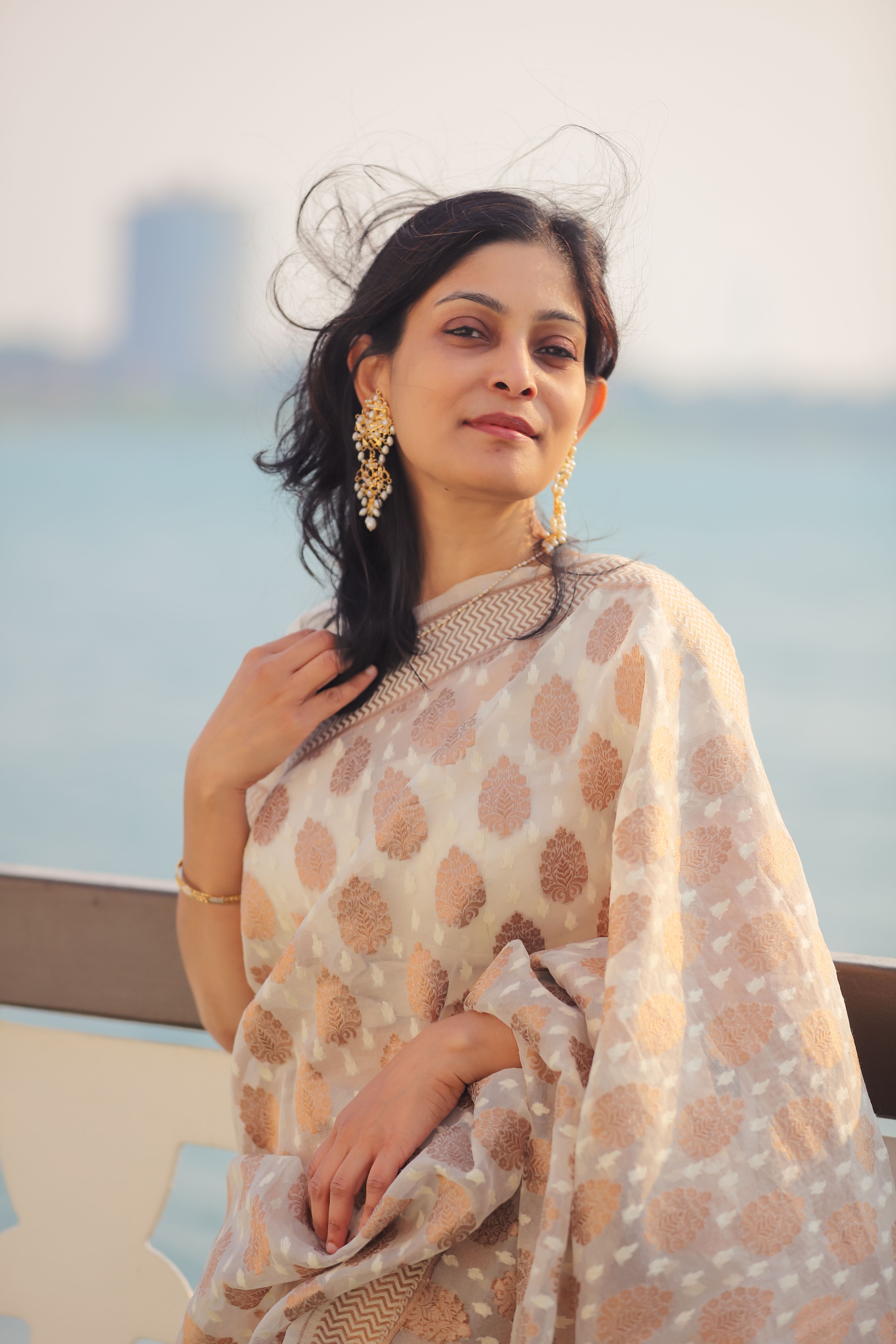 A woman in a sari posing for the camera · Free Stock Photo