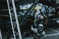 方程式赛车赛事期间，进站过程的动态俯视图展示了团队合作与精确度