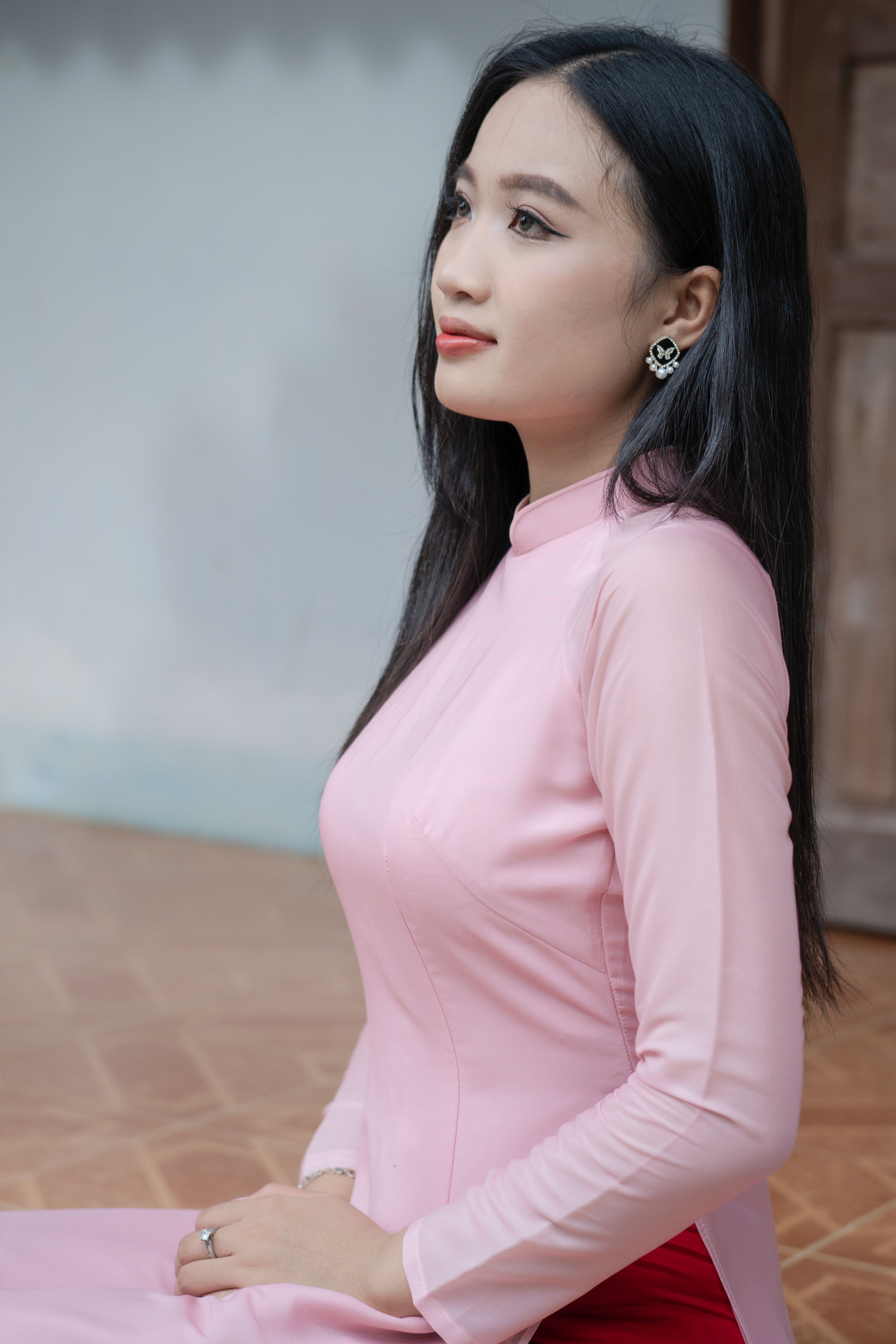 A woman in pink dress sitting on the floor · Free Stock Photo