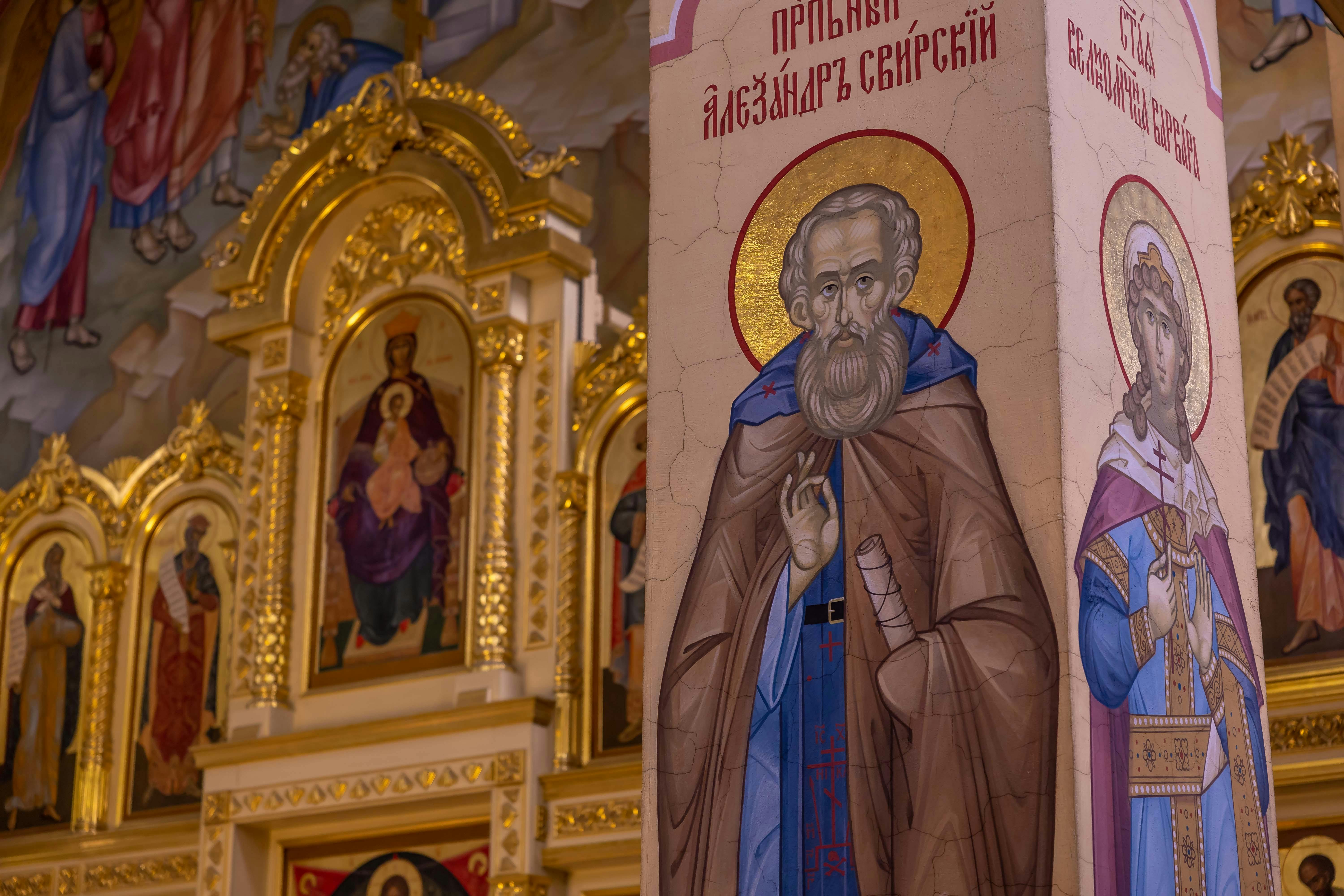 РПЦ благодарит Путина за переданные иконы