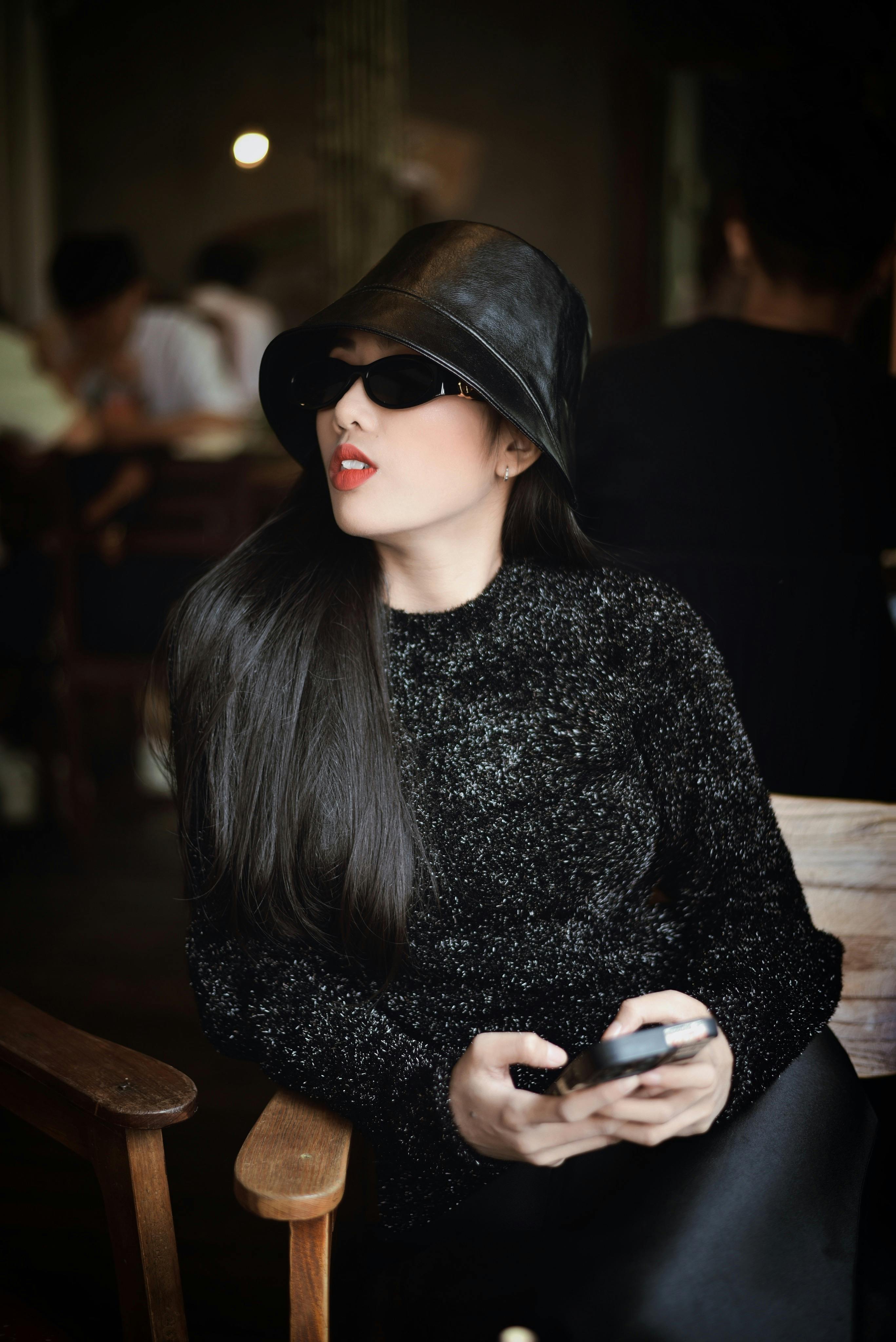 bezplatná Základová fotografie zdarma na téma chytrý telefon, digitální věk, dlouhé vlasy Základová fotografie