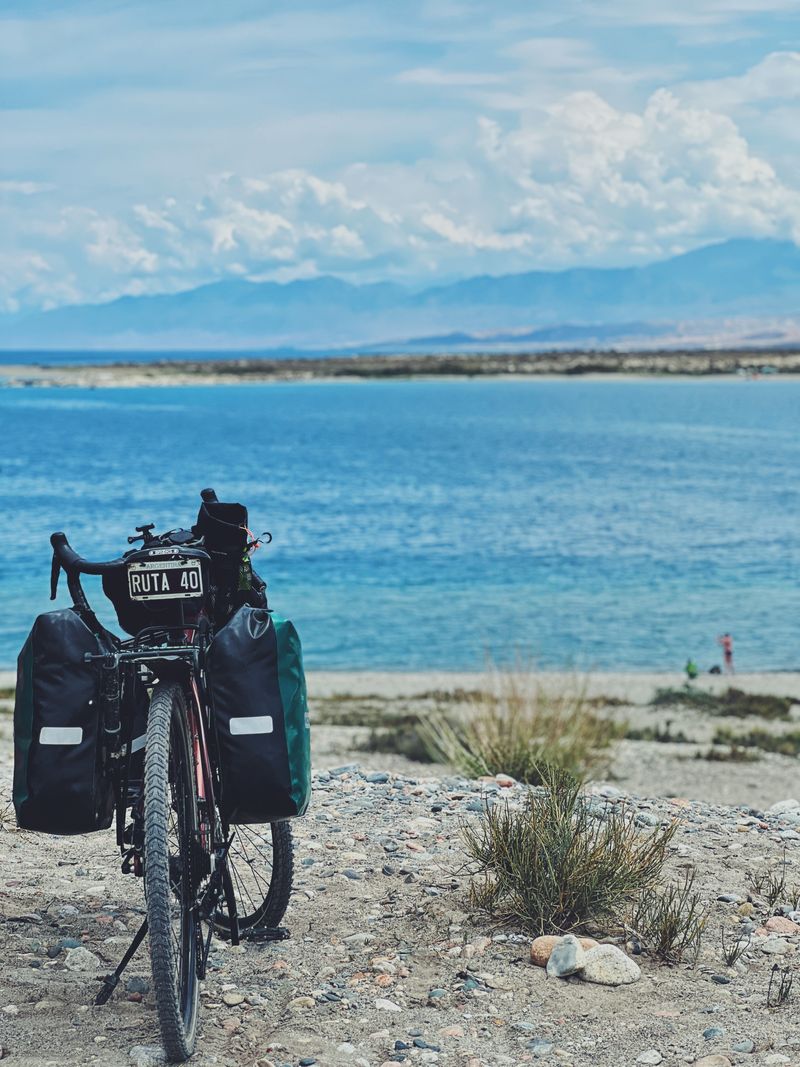 E-bike met vakantietassen