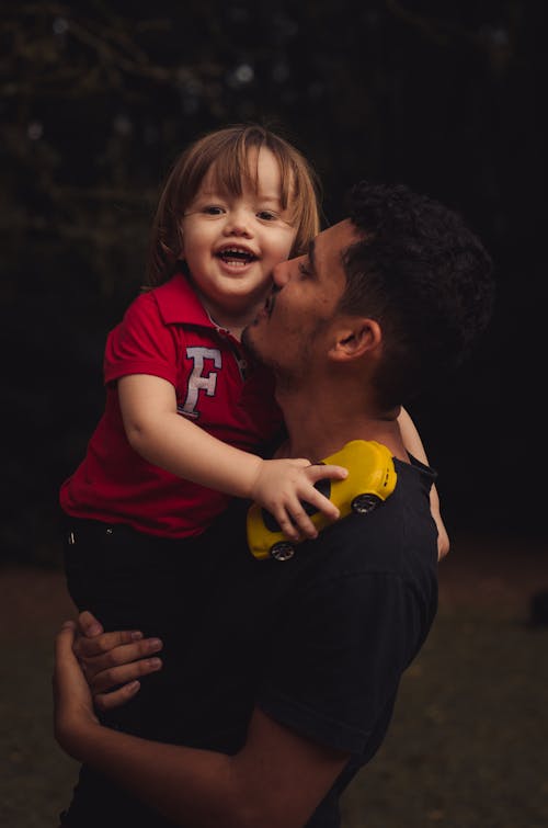 彼の子供を運ぶ男の写真