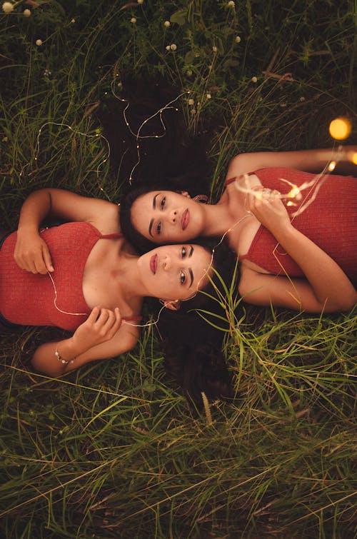 Dua Wanita Berbaring Di Rumput