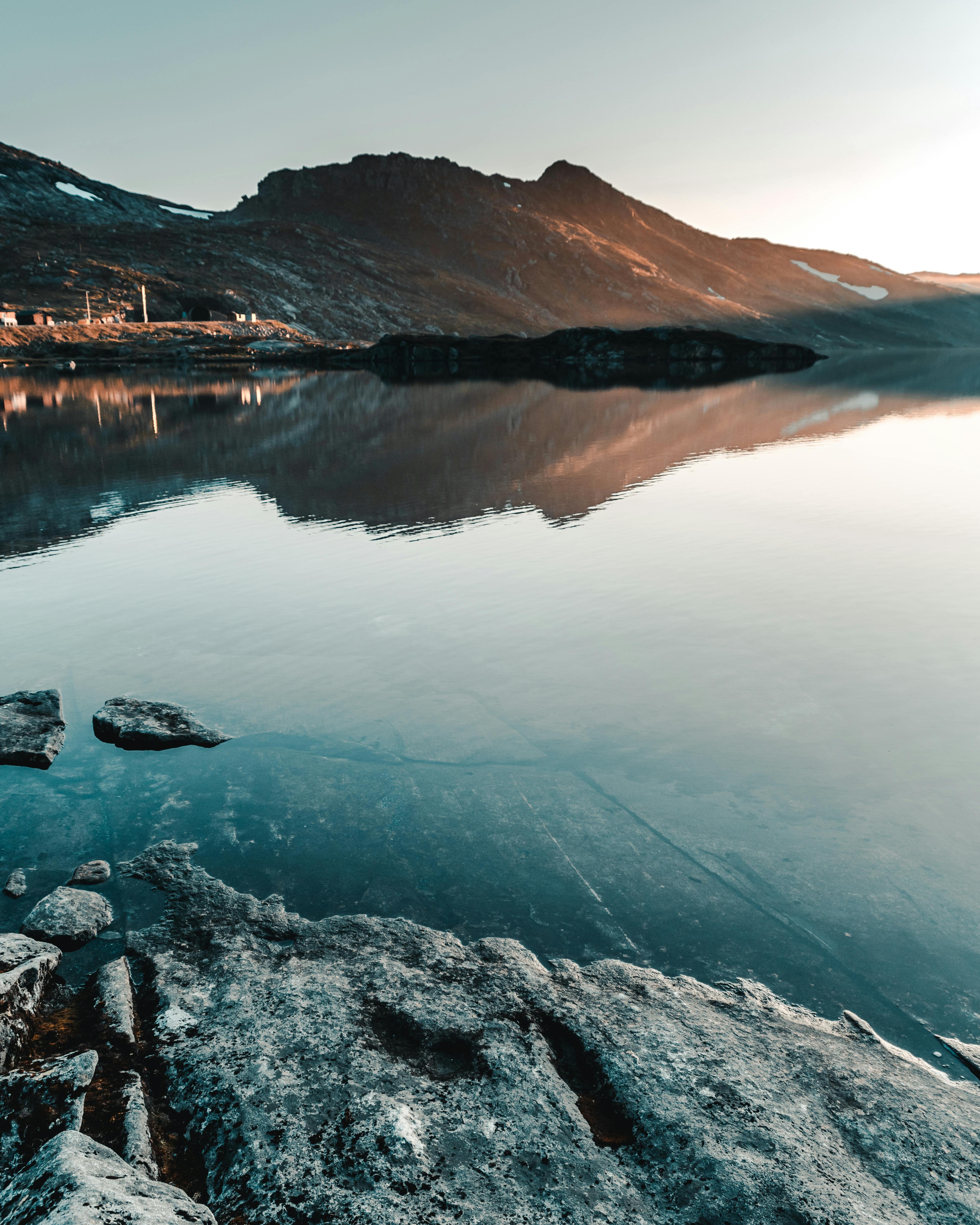 探索山间湖泊倒映日出的宁静之美