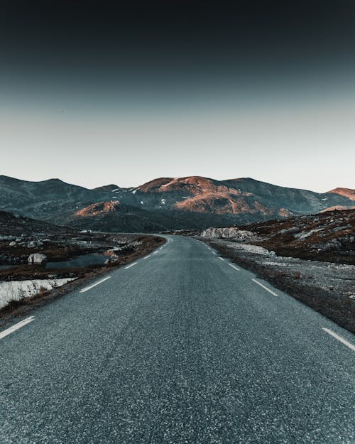 Фото дороги у горы