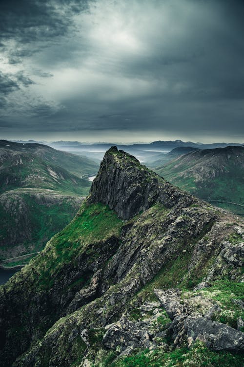 Photo De Paysages De Montagne Sous Un Ciel Nuageux