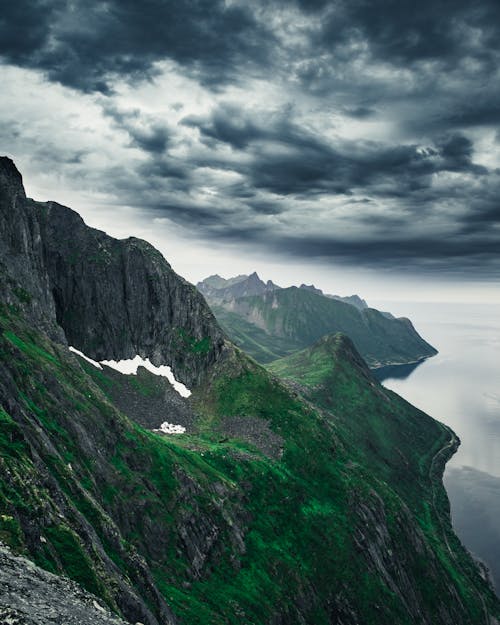 Montagnes Sous Un Ciel Nuageux