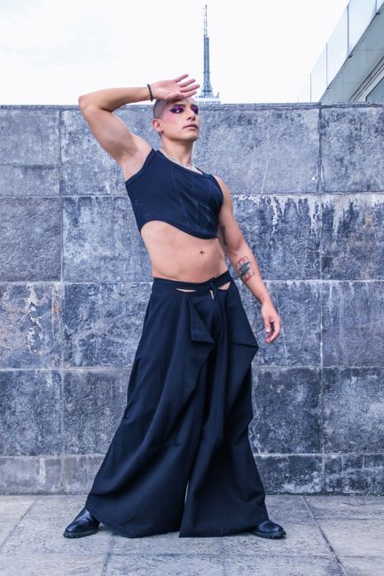 Fotomural Modelo joven posando con moda única contra un fondo urbano.